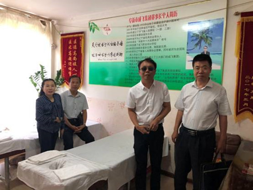 图为市残联理事长赵作奎（右一）、副理事长范志伟（左二）、杨青（左一）、盲协主席齐飞（右二）