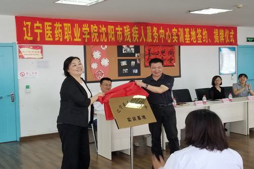 图为仪式现场