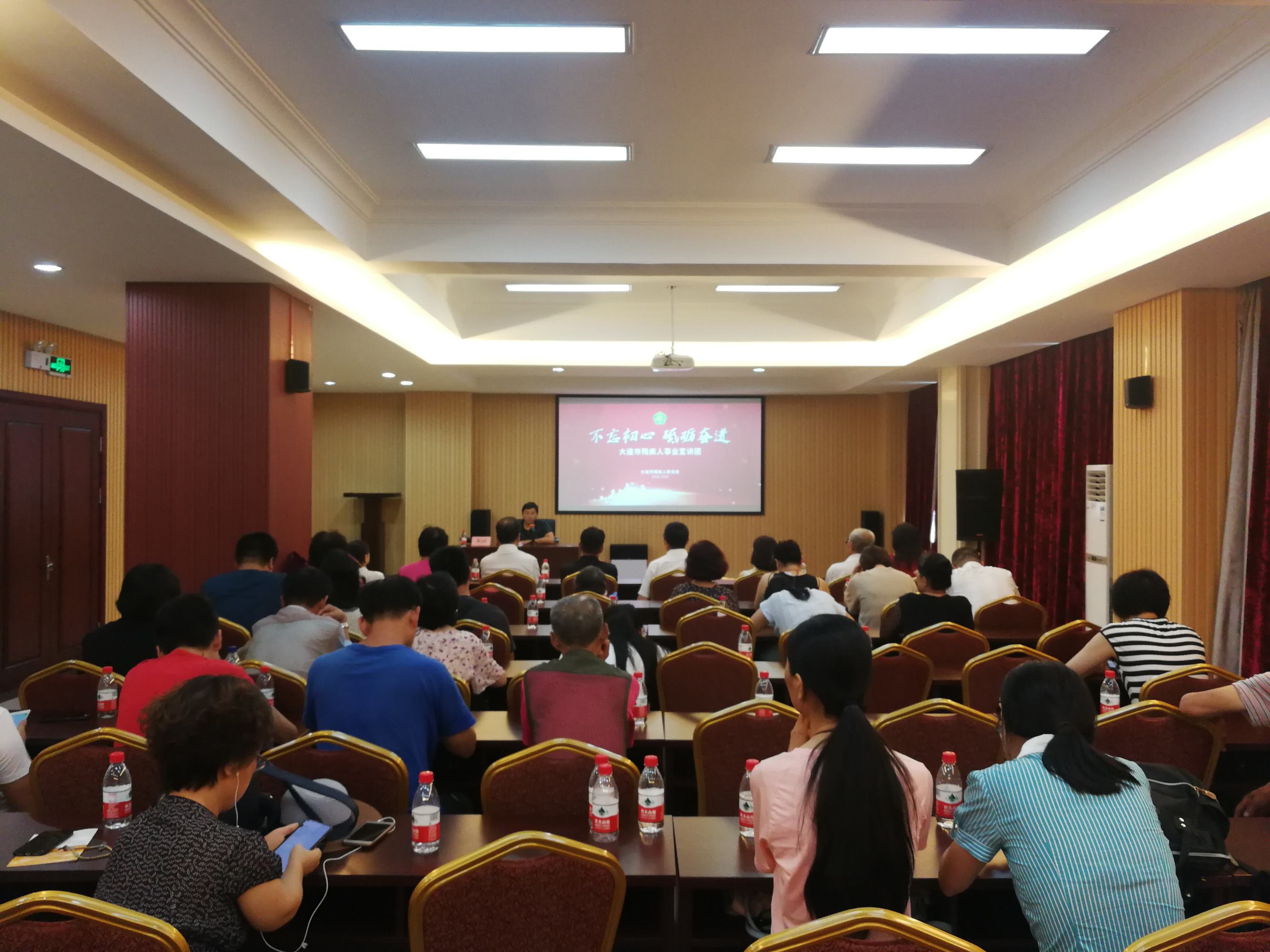 图为报告会现场