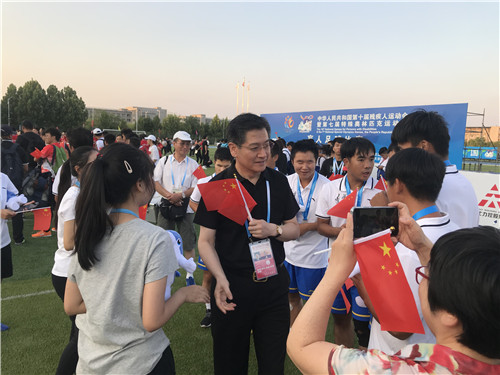 图为志愿者与运动员一道庆祝胜利 图为志愿者与运动员一道庆祝胜利