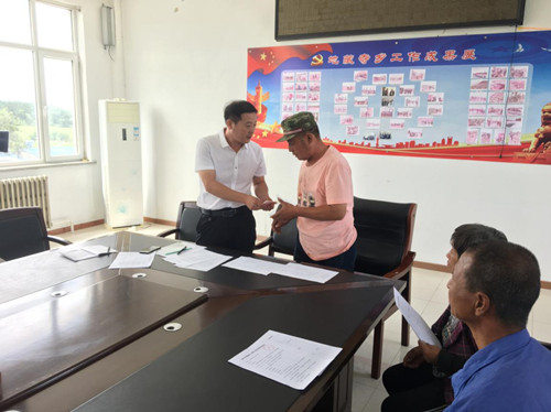 图为协会赠予救助金