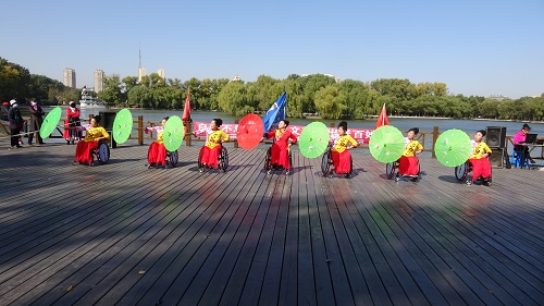 图为圆梦残疾人艺术团演员正在表演轮椅舞? 图为圆梦残疾人艺术团演员正在表演轮椅舞?