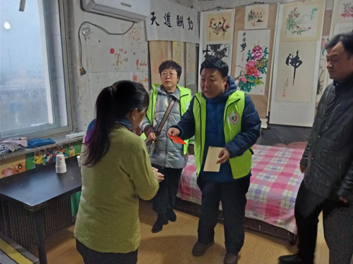 图为协会领导来到血友病患者万佳良家里慰问